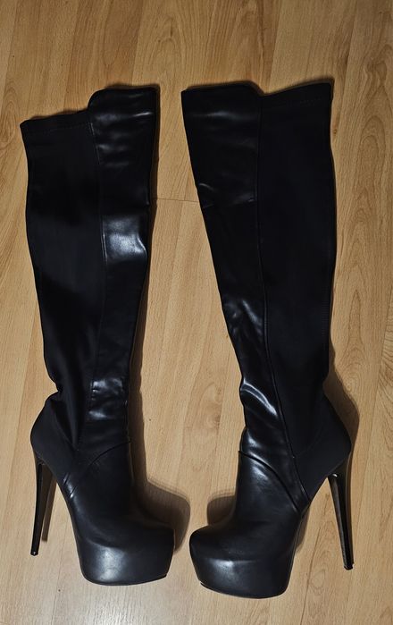 Ботуши над коляното с ток