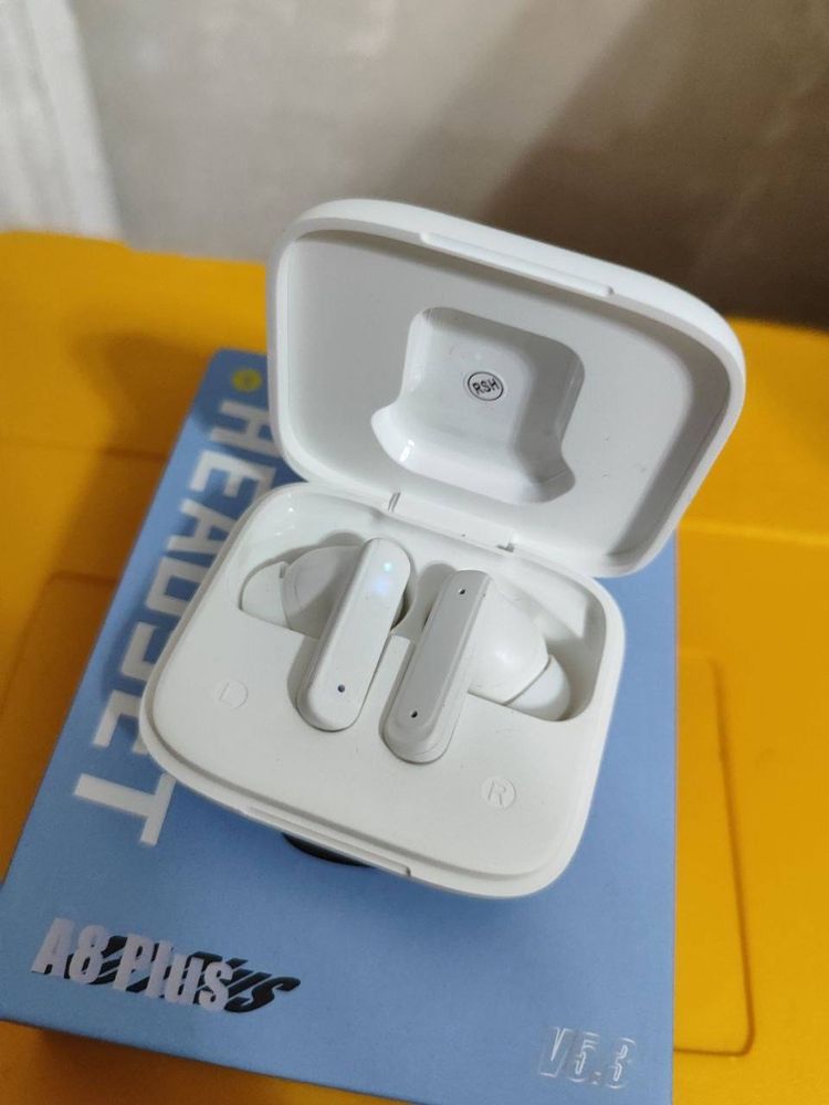 Продам новые наушники с экраном Headset A8 Plus