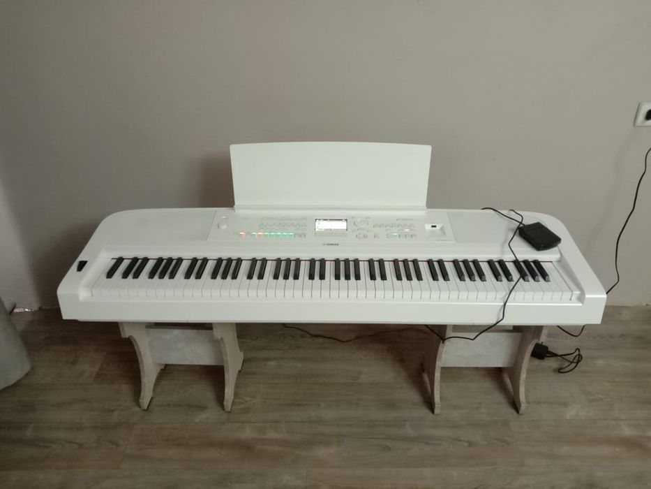 Цифровое пианино YAMAHA DGX-670