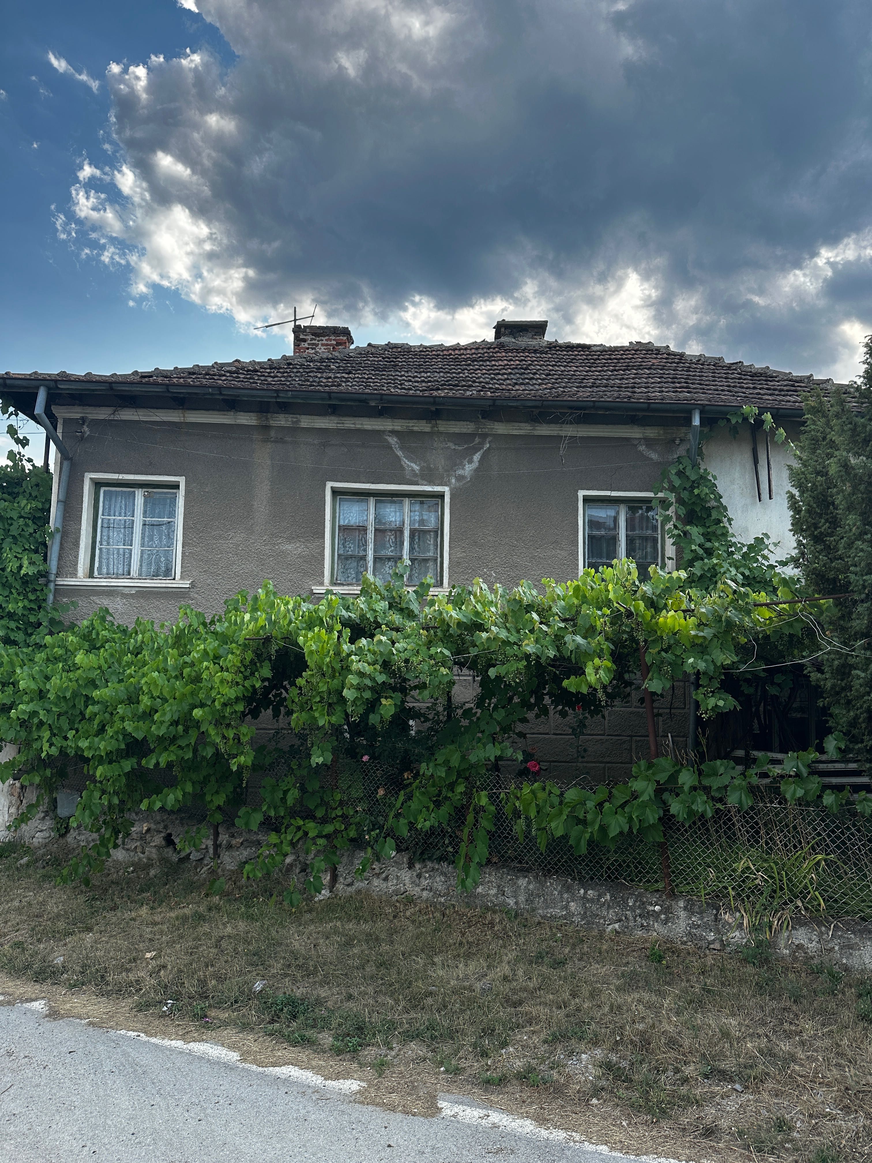 Продавам къща в с. Долно Камарци