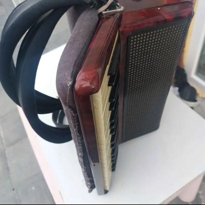 Vind acordeon profesional
HOHNER verdi 2 in sita 80 basi