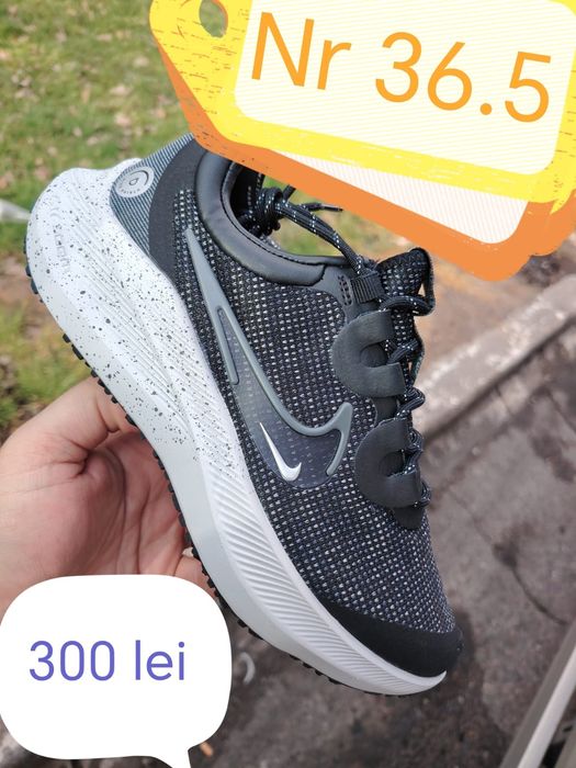 De vânzare pantofi sport diferite modele