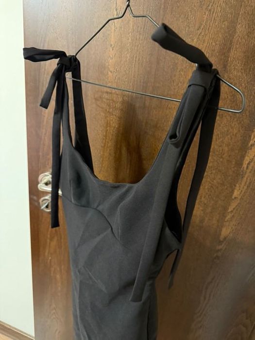 Черна рокля с панделки и гол гръб Зара