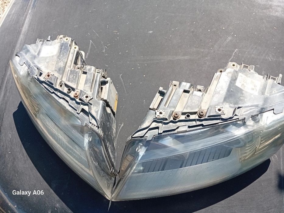 Vând far cu xenon stanga/dreapta pentru audi a8 D3 în stare perfecta