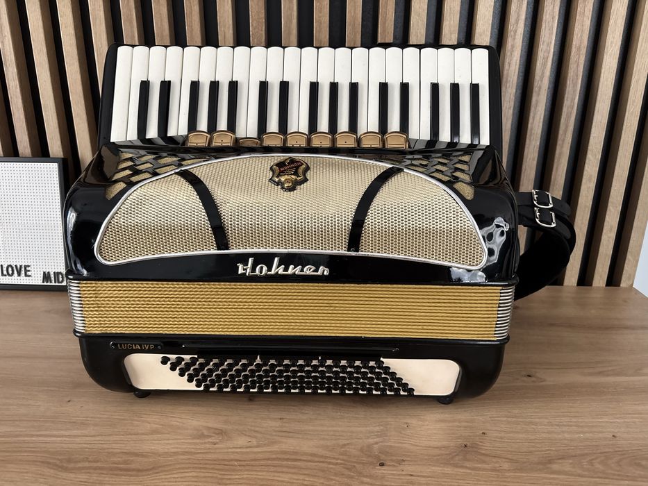 Acordeon Hohner Lucia 4p cu 96 de basi