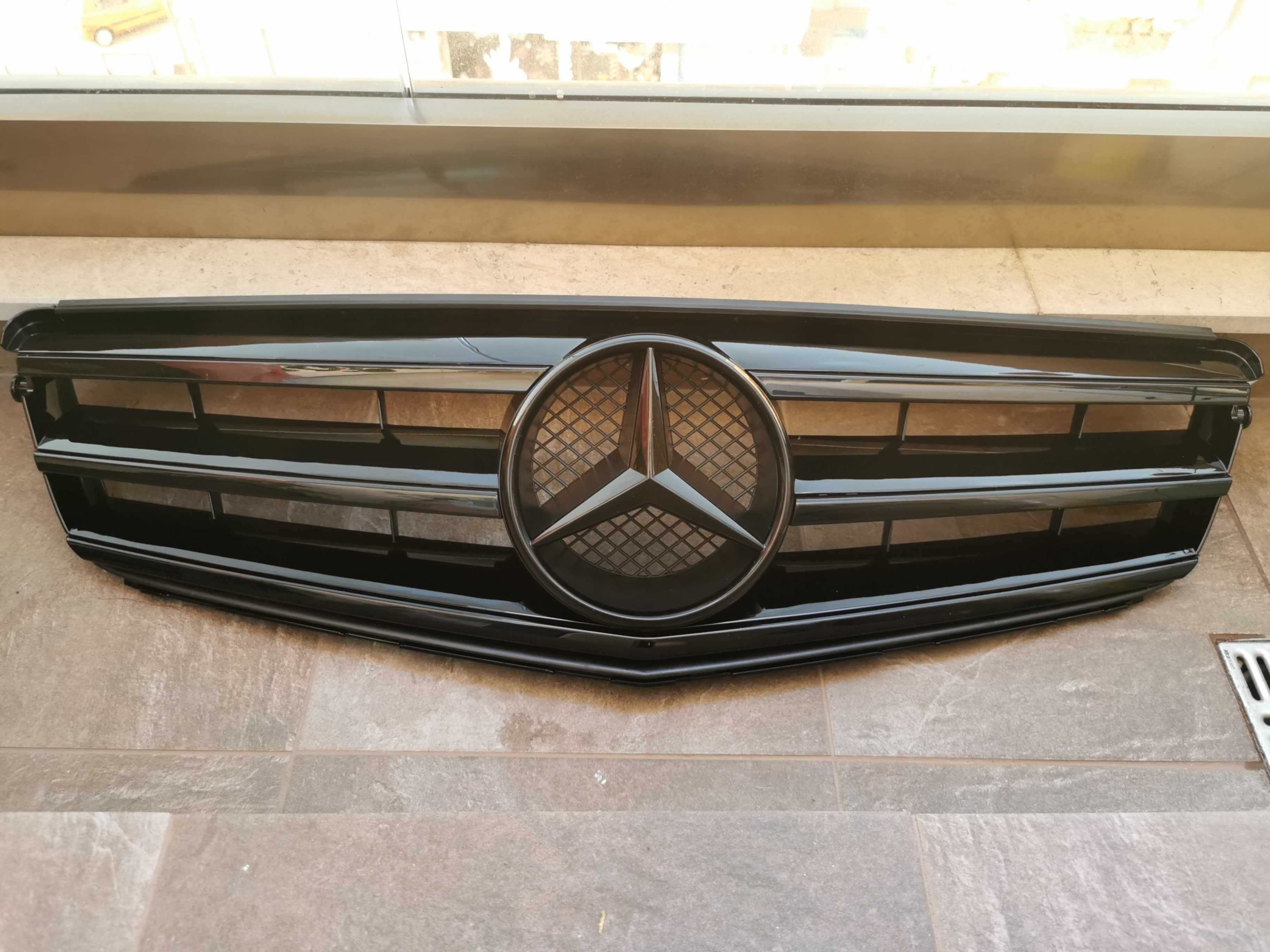 Решетка/маска с емблема тип AVANTGARDE FULL BLACK за Mercedes W204