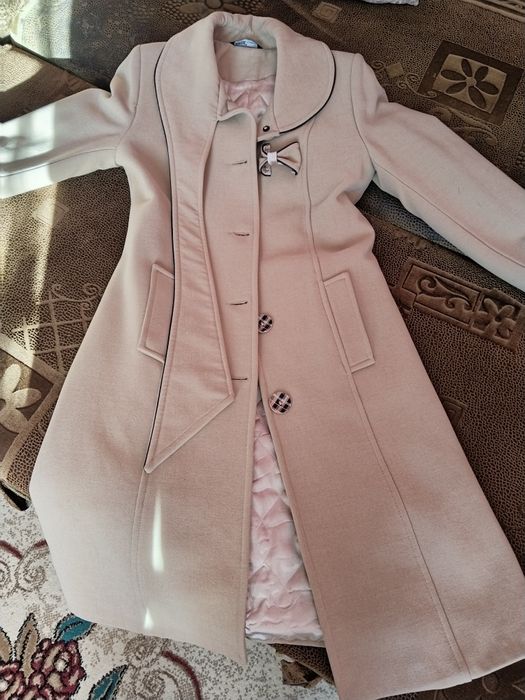 Пальто женское и джинсы