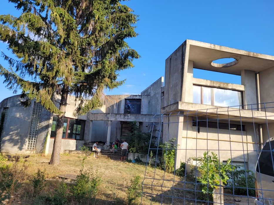 Vând vila la rosu cu 3000mp teren