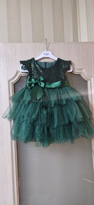 Нарядное платье зеленное Продам от 1,5 до 3 х лет
