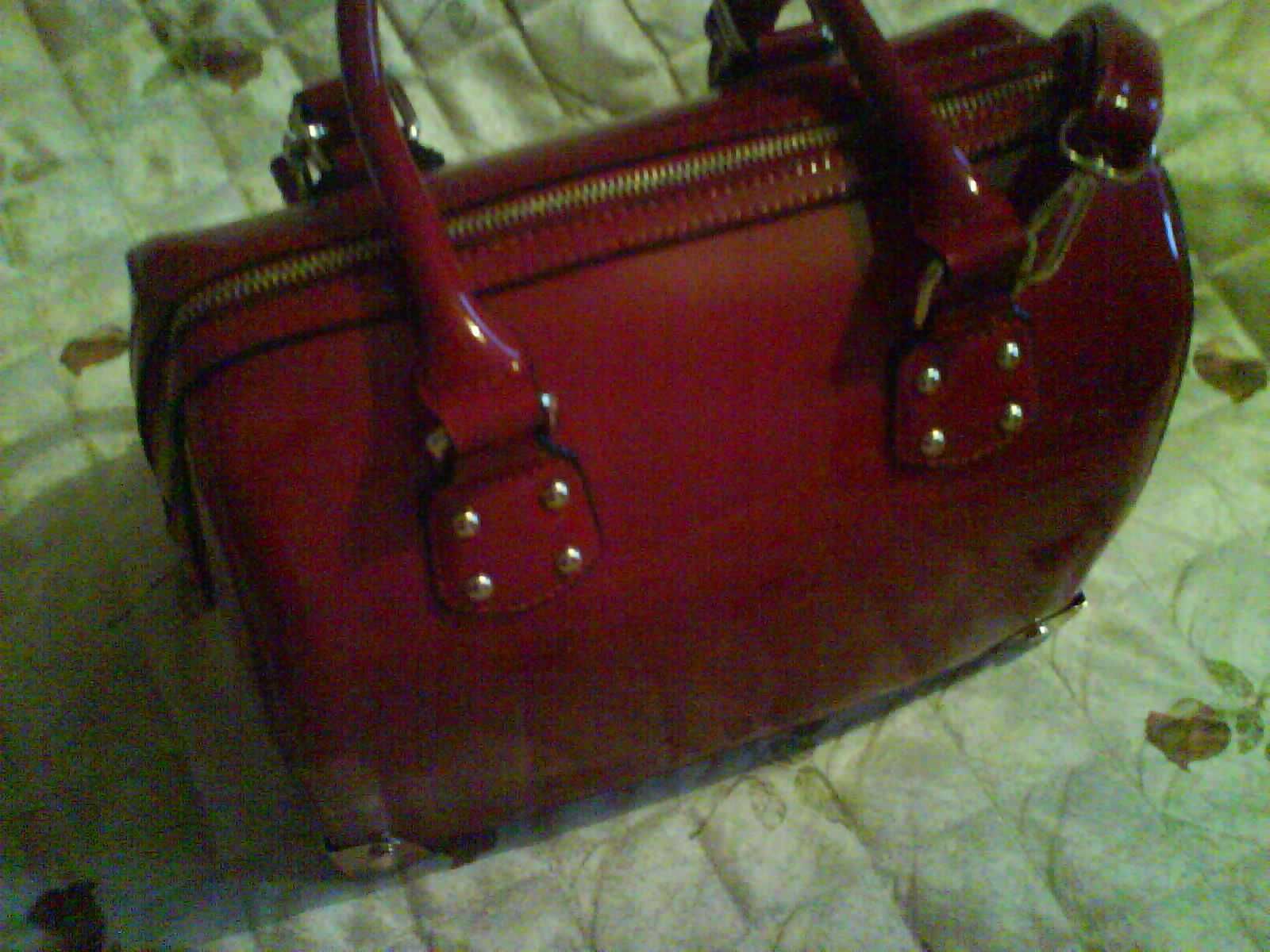 червена лачена чанта