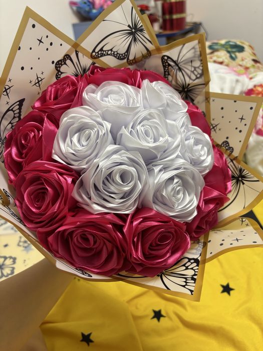 Buchete trandafiri din satin