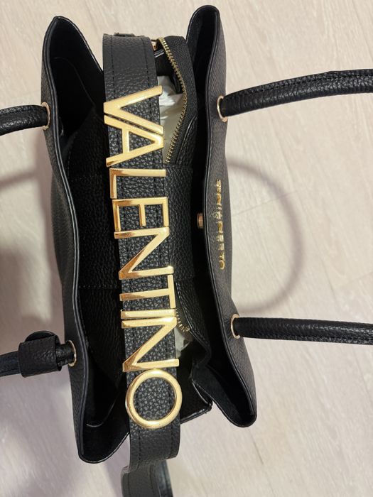 Чанта Valentino.