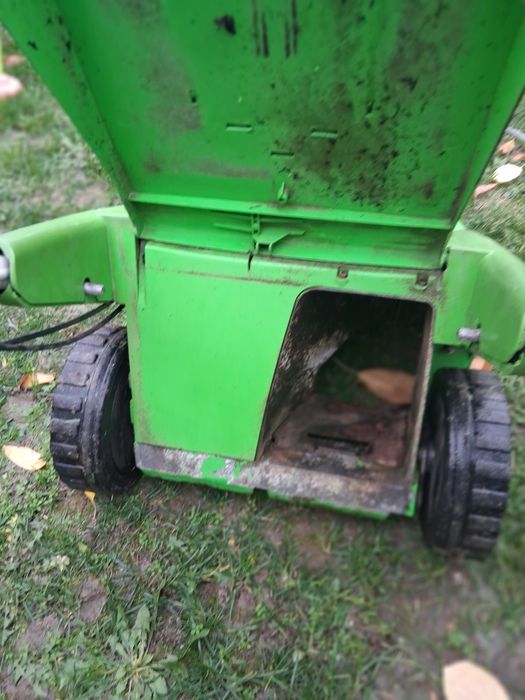 Vând mașină tuns gazon Viking pe benzină.