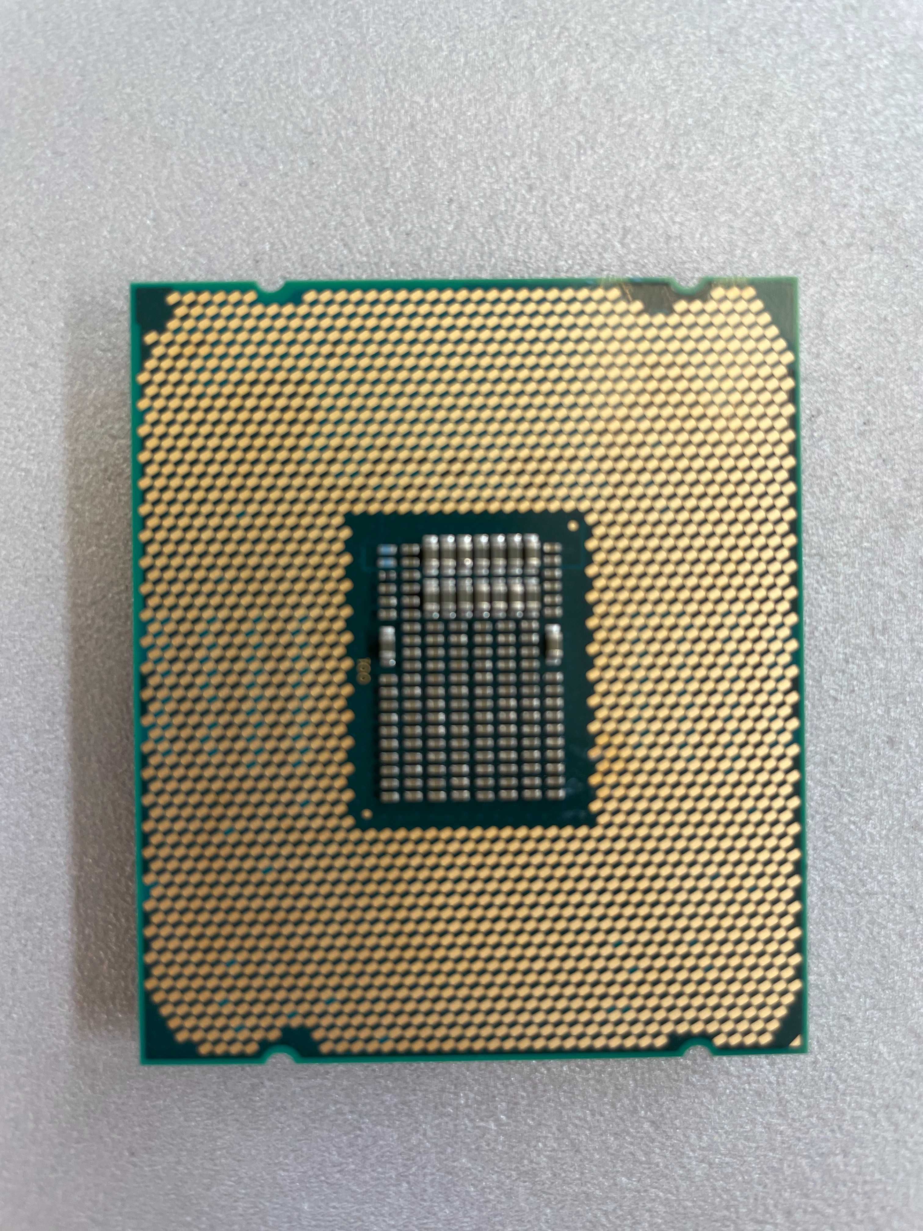 ЛОТ от Процесори Xeon W-2123, E5-2630L V3, E5-2690 V3