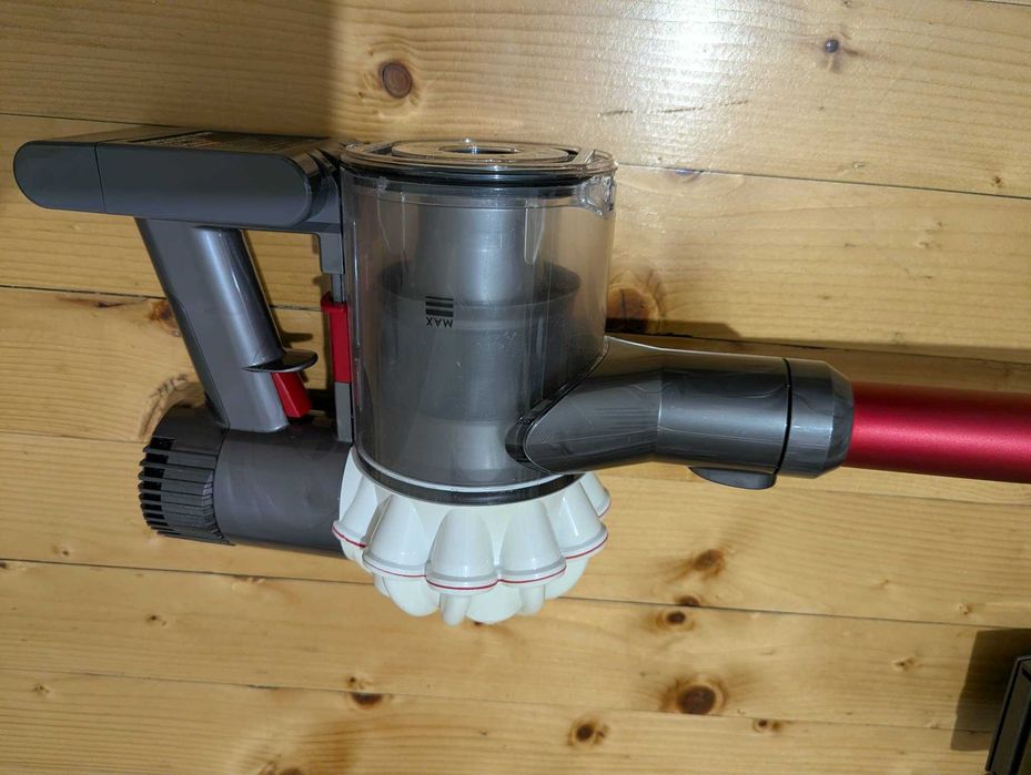 Добра и почистена Dyson V6 прахосмукачка с нова батерия и аксесоари