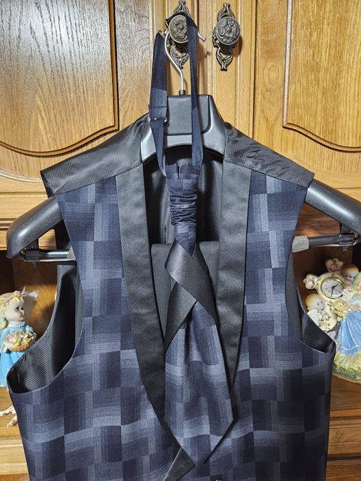 Vând costum mărimea 50