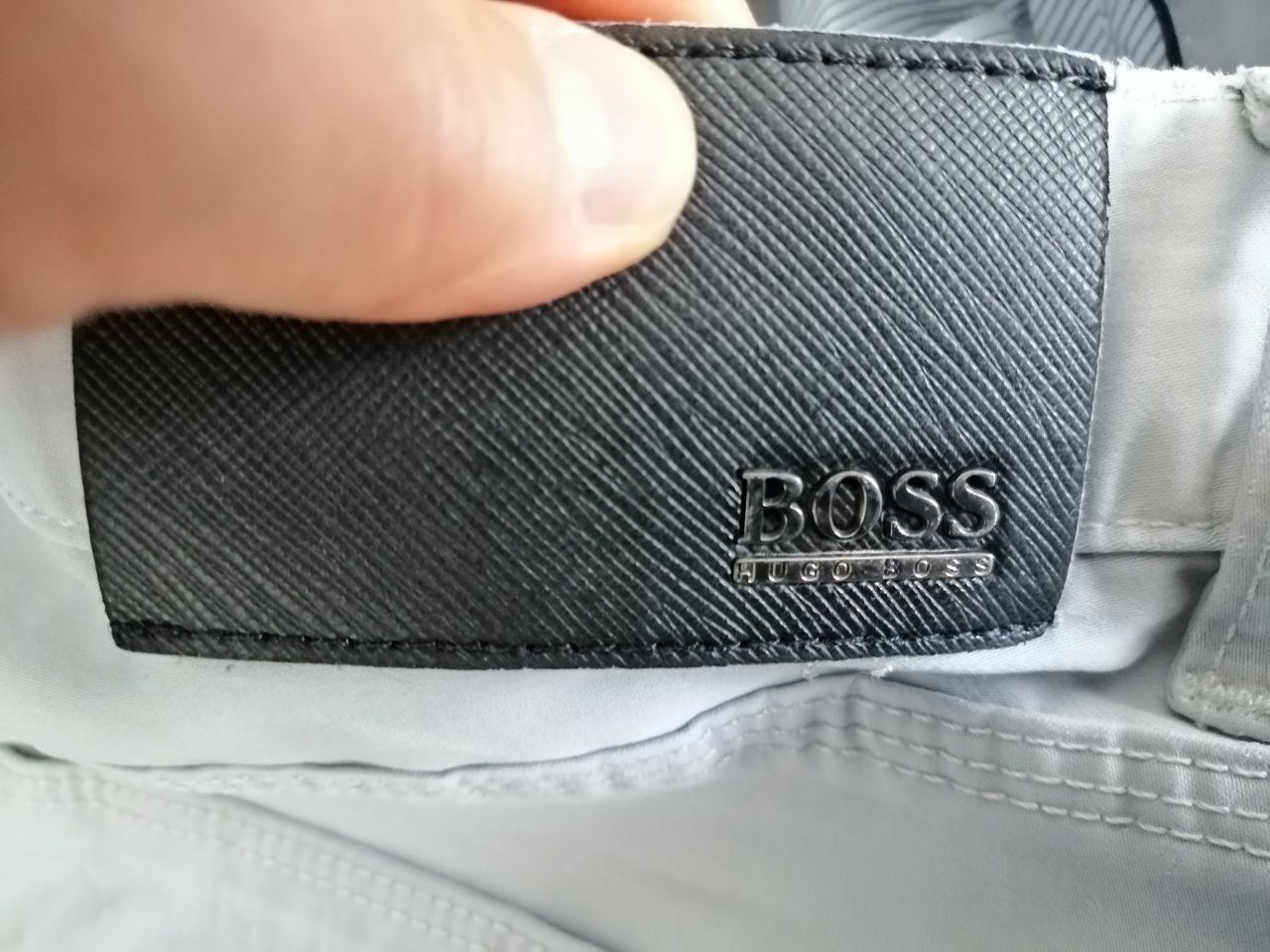 Vând Pantaloni Hugo Boss Originali bărbați mărimea M