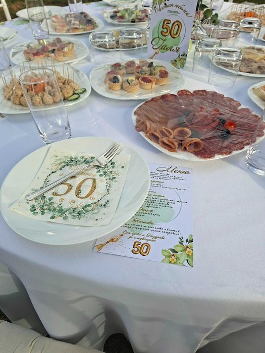 Под наем оборудване за сватби и празници – маси, столове, прибори