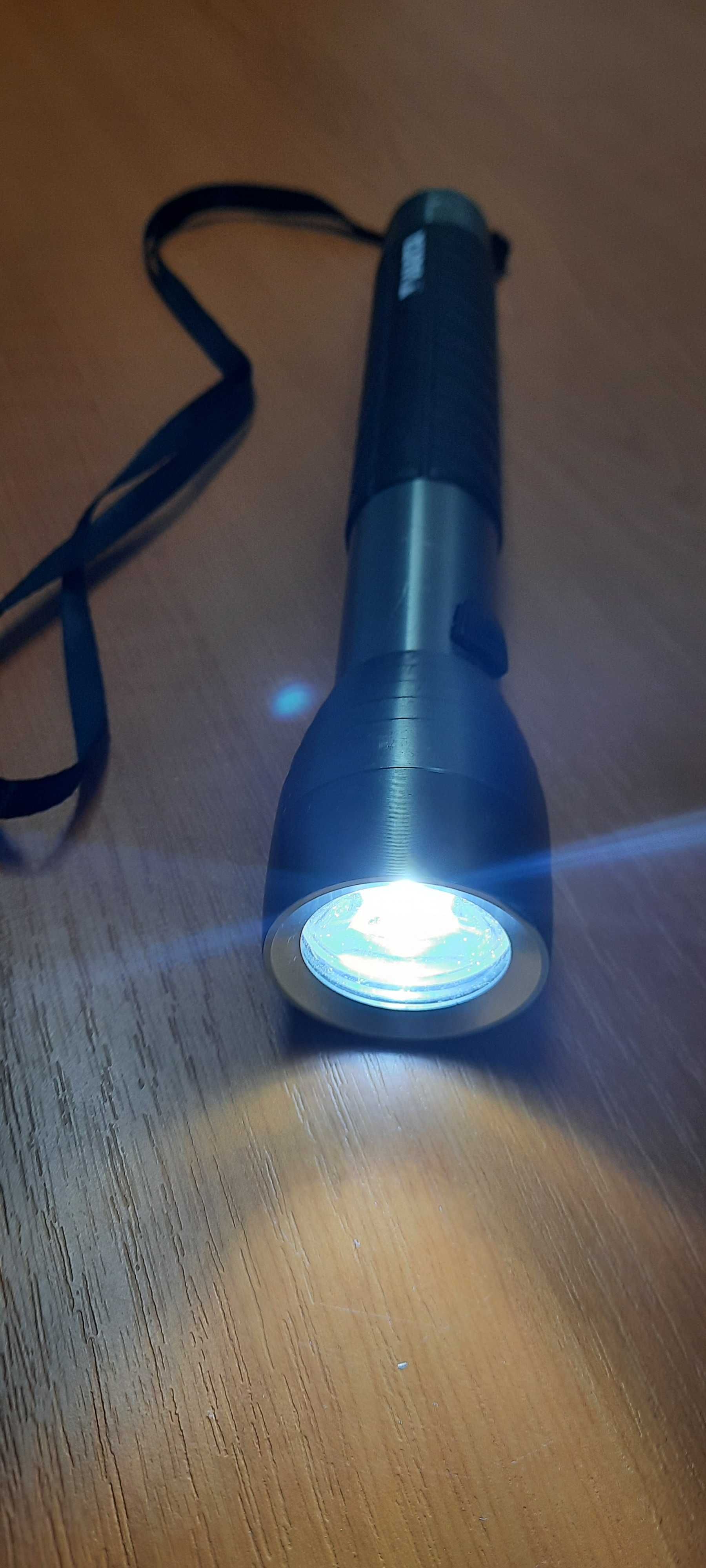 Lanterna VARTA premium cu LED performant tip CREE XR-E 4W