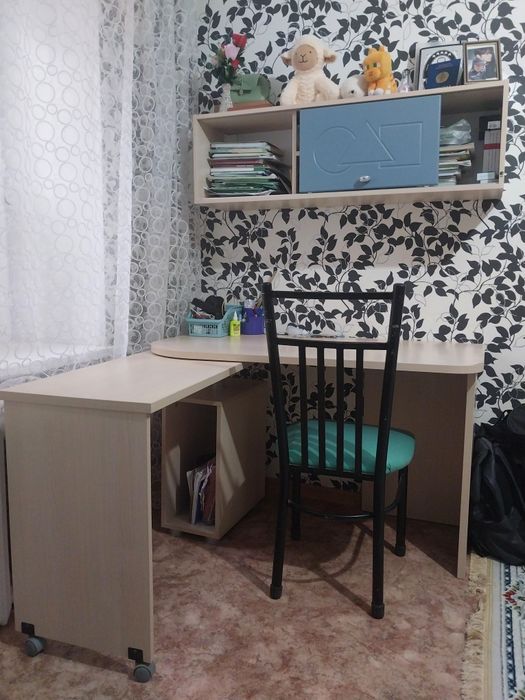 Стол компьютерный+навесная полка  в очень хорошем состоянии,стул в под