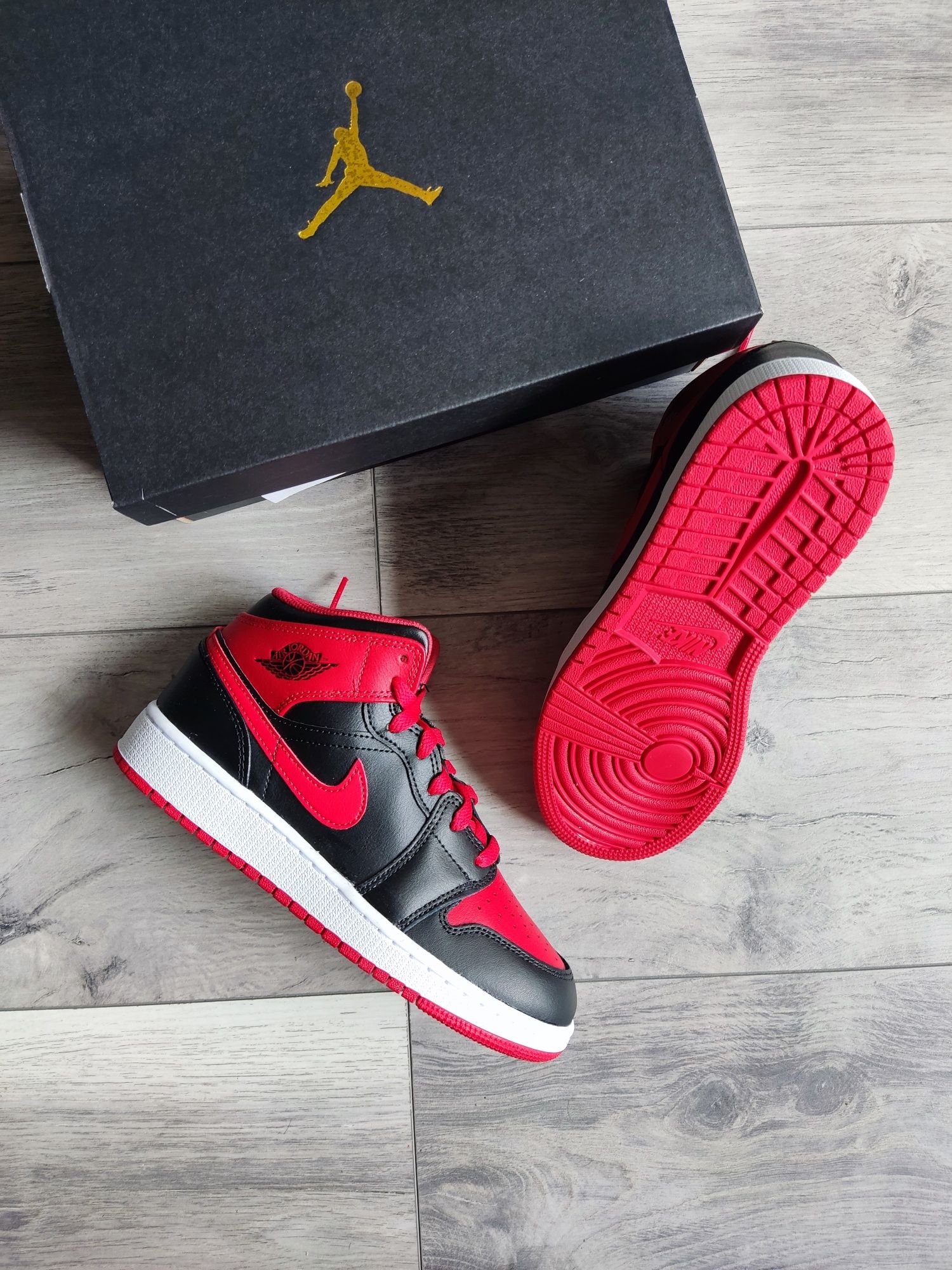 Air Jordan 1 Mid Alternate Bred