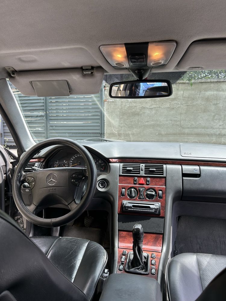 Vând Mercedes-Benz E 200 CDI