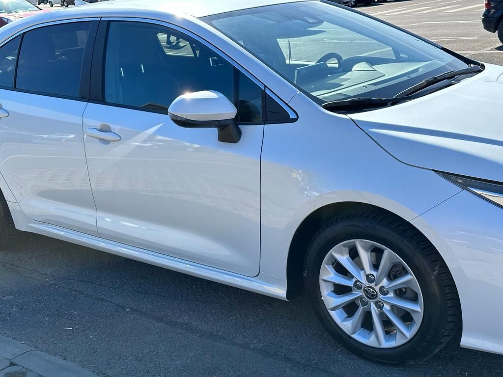 Toyota Corolla model sedan hybrid