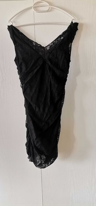 Предлагам различни дамски рокли. Подходящи за различни поводи.