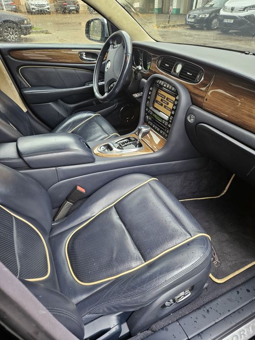 Jaguar XJ 2009 Portfolio - Full Options - usor avariat / lovit
