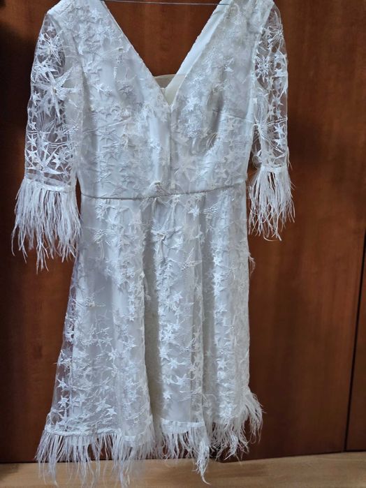 Бяла рокля, подходяща за моминско парти