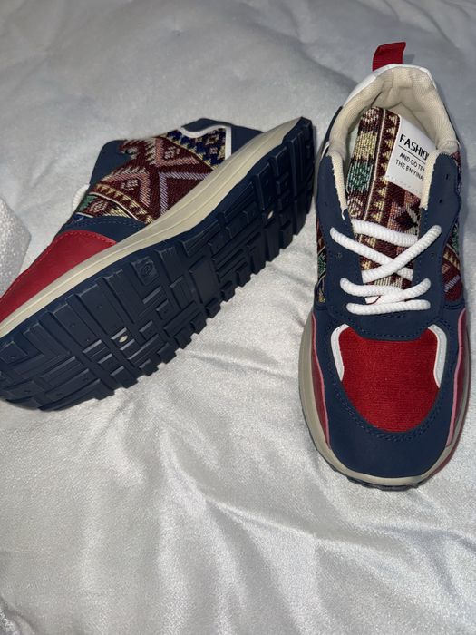 Новые кроссовки.