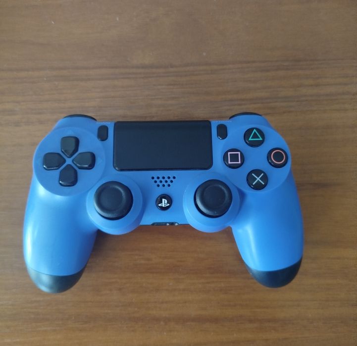 Playstation4 Slim 1TB + 2 игри + стойка + джойстик и кабели