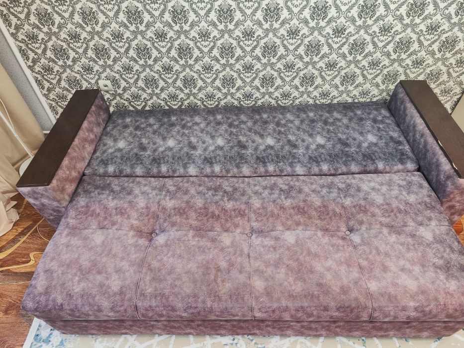 Диван с подушками