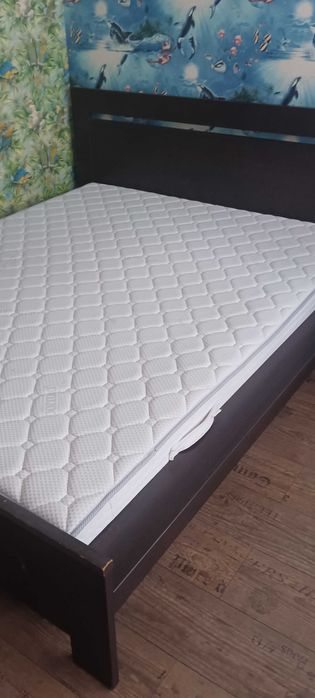 Спалня с матрак и подмтрачна рамка