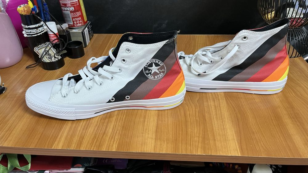 Converse, albe cu dungi
