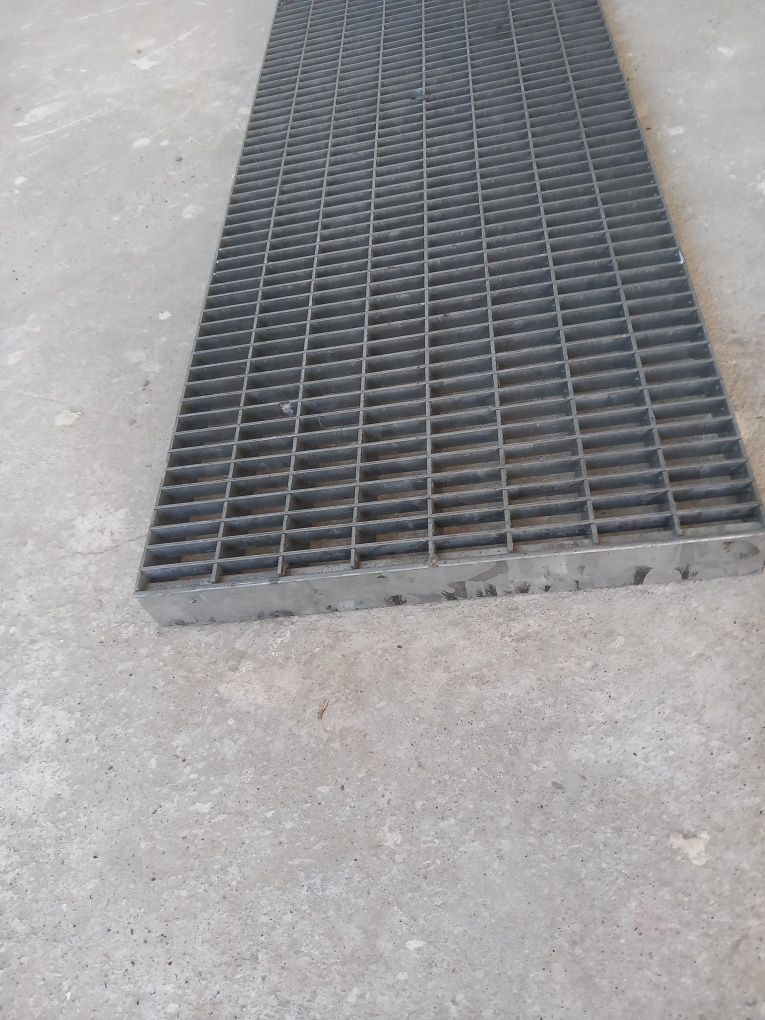 trepte zincate la orice dimensiune pentru scări metalice facem la dim