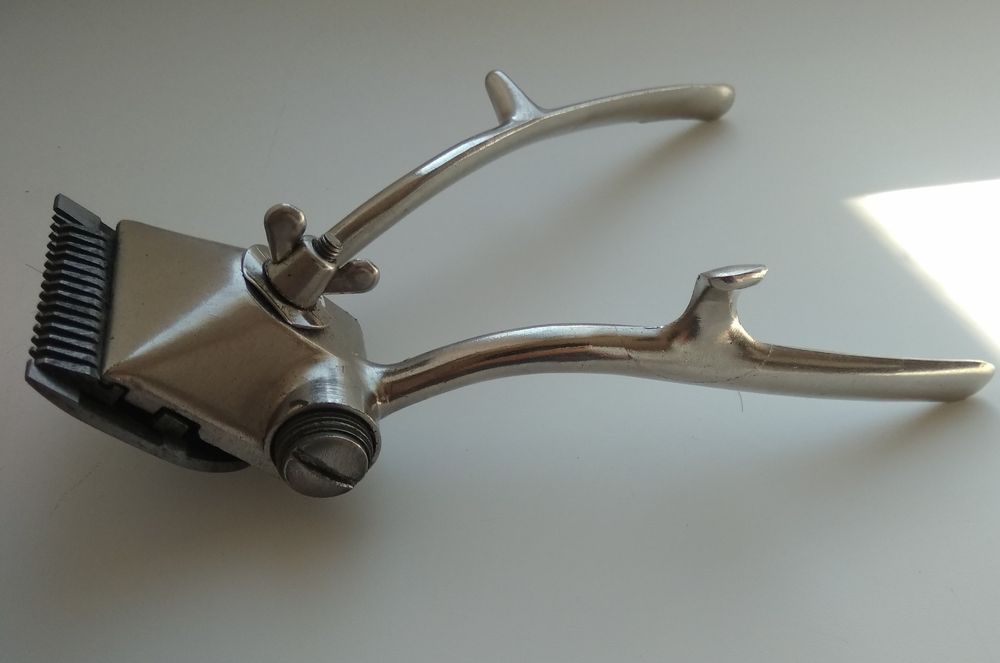 Ручная машинка для стрижки волос СССР.