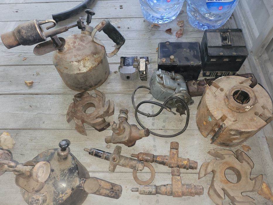 Паяльная лампа одна большая другая средняя