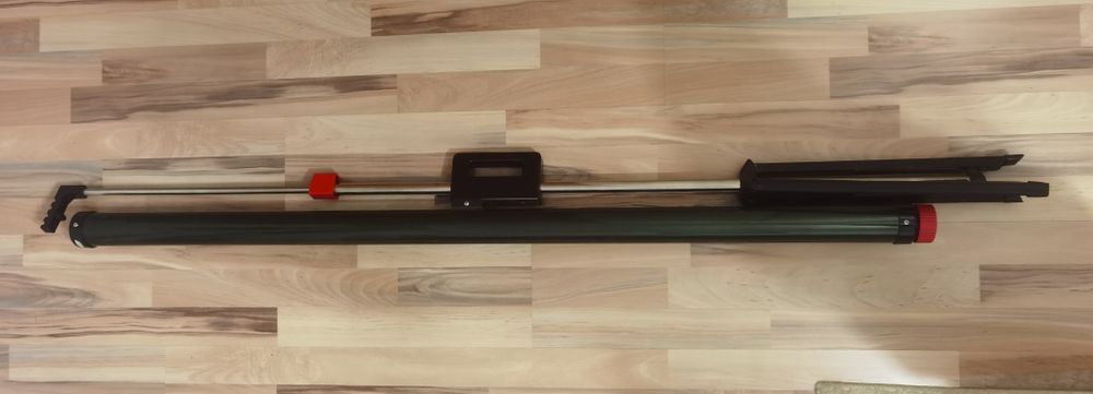 Ecran de proiecție Revue cu trepied pentru videoproiector retractabil