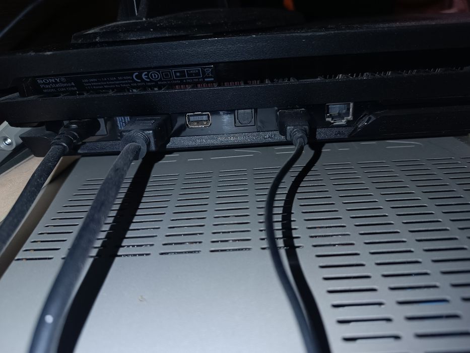 Playstation 4 pro + 2 контролера + 2 игри