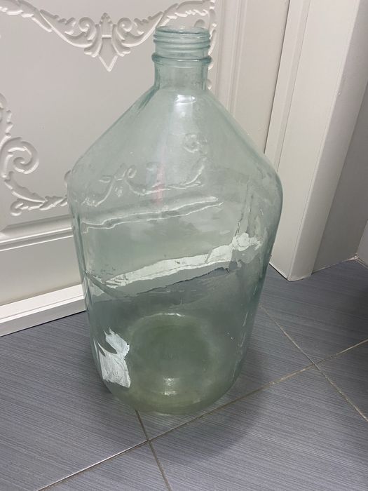 Стеклянный бутыль,20л + в подарок другая емкость