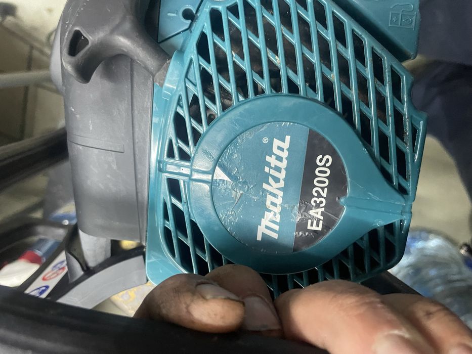 Моторна резачка за дърва makita EA3200S