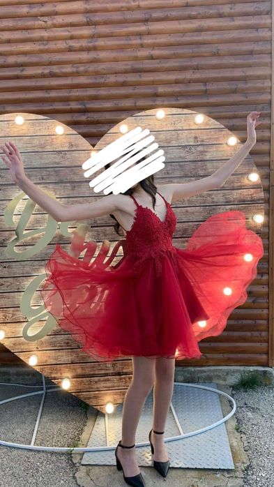 Червена рокля, носена е веднъж за повод