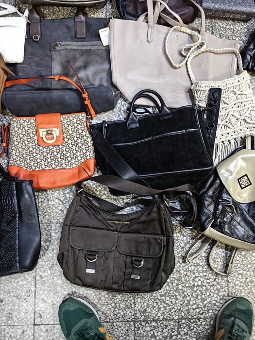 На едро дамски чанти 23 броя за 180 лв