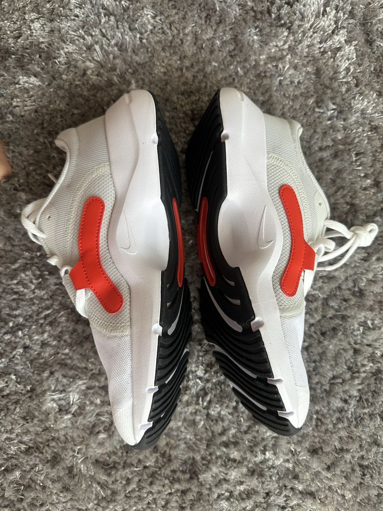 Чисто нови дамски маратонки Nike
