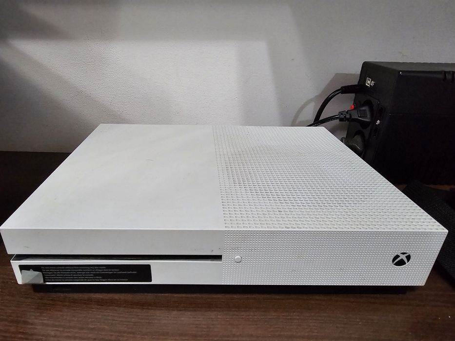 Xbox One S 1Tb cu joystick alb folosit cateva luni.