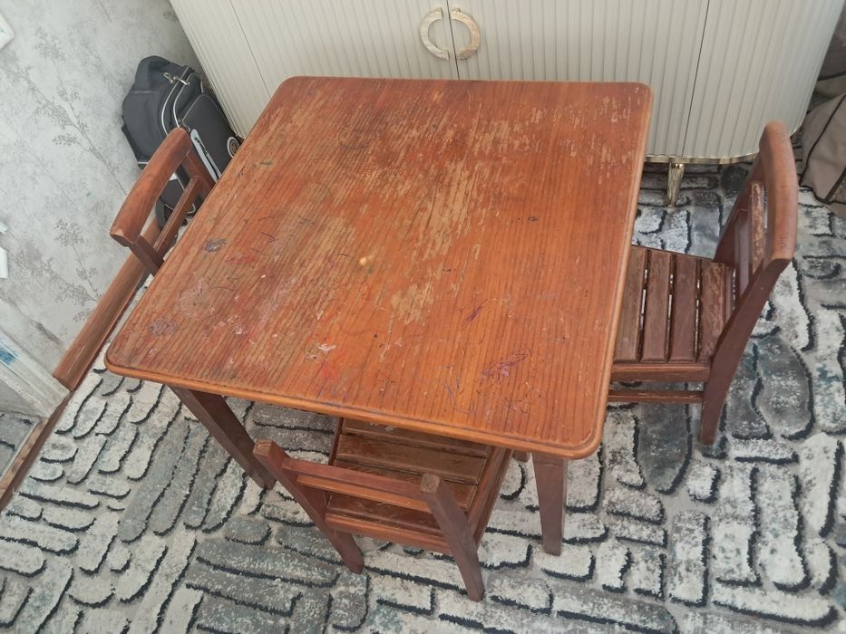 Продаеться диван.уголок.детский стол со стульями