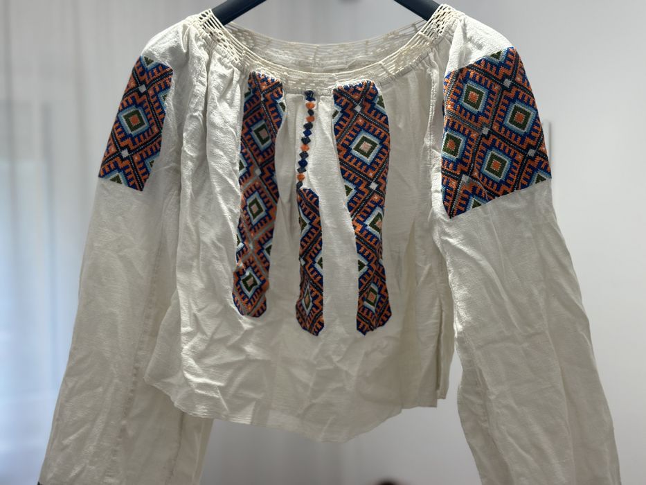 Ie pe panza de casa traditionala populara