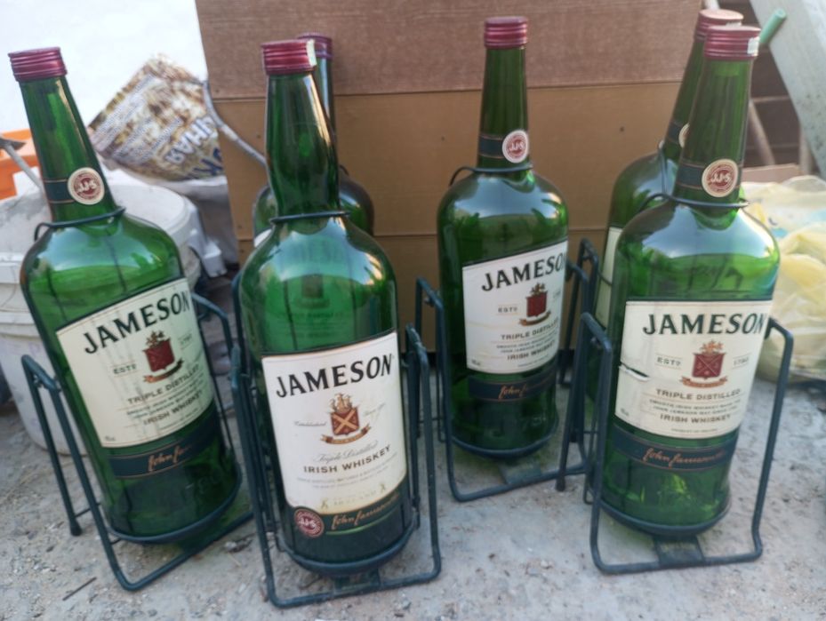 Продам бутылки и клетку металлическую