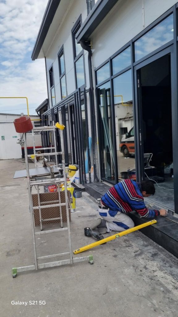 Meseriași constructori
